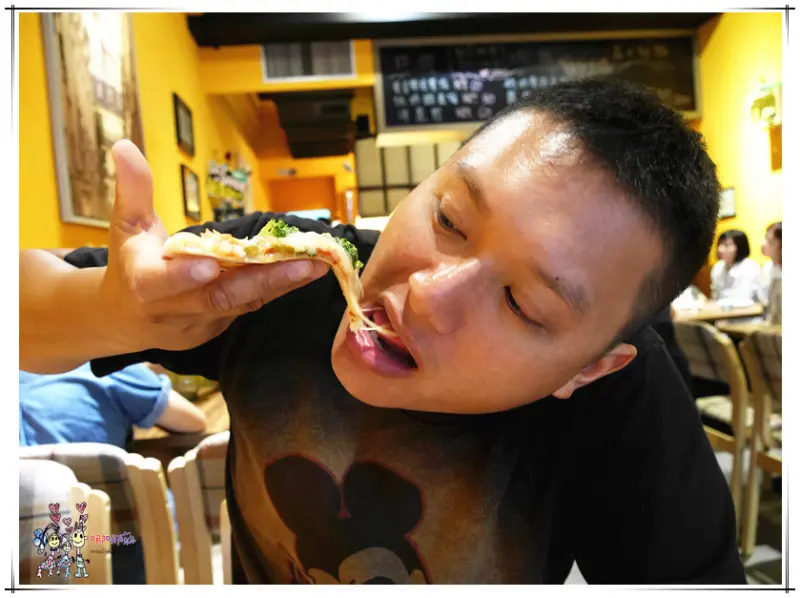 捷運大橋頭站三重夜市旁。可以自己選料做出屬於自己口味的創意披薩喔!