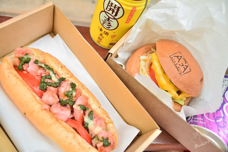 台北中正區.西門町.捷運西門站美食:AGA Burger 好吃百元美式漢堡投幣外帶套餐.起士牛肉堡.青醬台灣味香腸堡(三立愛玩客)