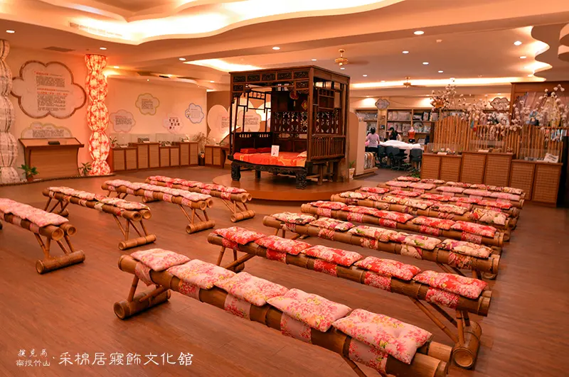 棉被觀光工廠裡看古代枕頭及百年眠床