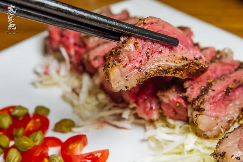 【中肯‧食記】HUB倉-鐵板＆串物料理‧捷運忠孝敦化站｜硬派運動風酒吧‧鐵板搭串燒就是要乾杯！