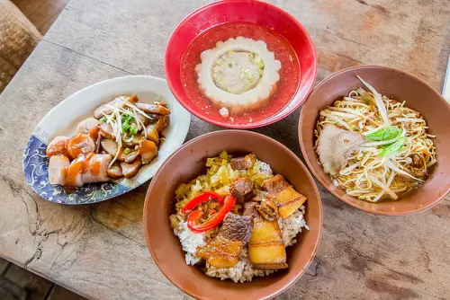 【台灣-屏東-小琉球美食】相思麵.焢肉飯都令人想思...。