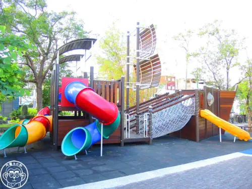 作伙來企投【宜蘭･中山國小】四座溜滑梯讓小朋友玩瘋了        
      