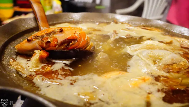 ※ 那兩蚵烤鮮蚵 ※ 台中夜景餐廳，集夜景、美食、小朋友的遊戲城堡於一間餐廳！紅蟳燒酒雞暖中帶鮮好好喝，雙層海鮮塔+人蔘雞粥也超讚！【星羽是吃貨-台中龍井】