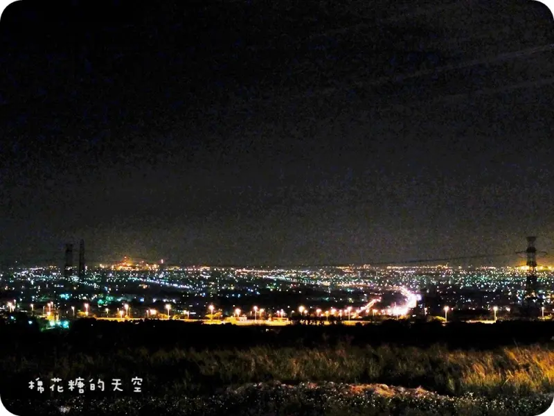 《台中美食》那兩蚵百萬夜景搭配熱呼呼紅蟳燒酒雞、滿滿蒜頭雞、各式新鮮燒烤，還有兒童氣墊溜滑梯、歡樂砂池堆城堡～台中冬季新享受快來那兩蚵