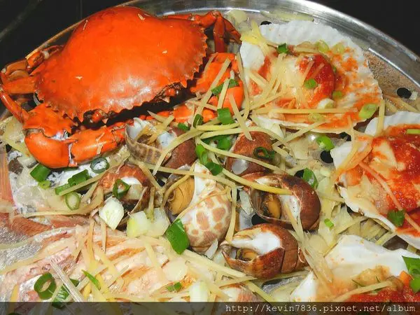 台中<那兩蚵烤鮮蚵>海鮮料理海鮮甜,百萬黃金夜景美麗又迷人,冬天就是要來個蒸籠海鮮人篸雞粥,真的大呼過癮喔!