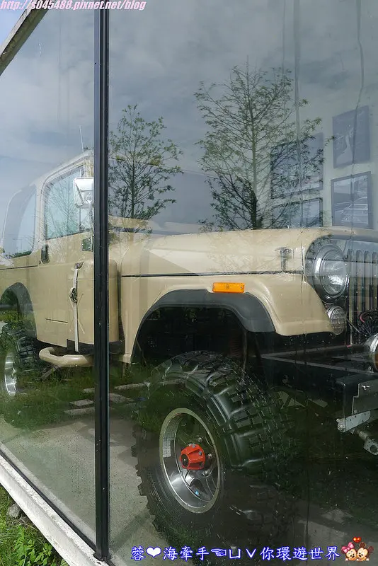 【宜蘭礁溪】日出印象咖啡廳ღ像是美國電影裡頭貨櫃屋擺滿了各種車款，大家相揪來賞車