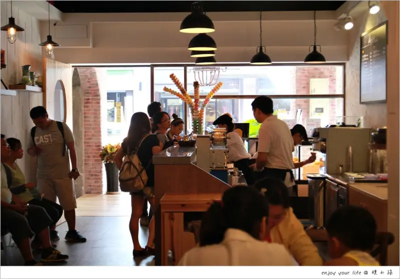 [台中] 【Bee&Milk 蜂巢冰淇淋】（台中站前店）宮原眼科旁韓系冰淇淋！這個夏天冰淇淋再次涼襲每顆心~