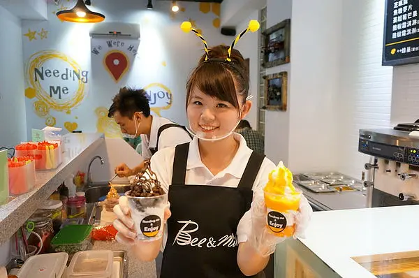【桃園．美食推薦】Bee&Milk升級版韓國蜂巢霜淇淋旋風來到桃園了(芒果/脆椒/冰淇淋/邀約試吃/新光三越/火車站)--踢小米食記