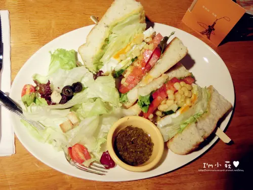 Second Floor Cafe 貳樓餐飲。寵物友善餐廳!早午餐全天候供應!義大利麵、漢堡、披薩、三明治...餐點種類眾多!狗狗有免費嫩蛋可以吃!