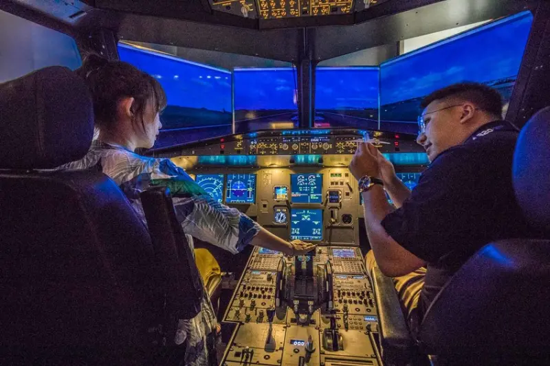 iPILOT模擬飛行體驗/來當一日機長，圓一次翱翔天際的夢想！超酷的沉浸式飛行模擬體驗！ - 大手牽小手。玩樂趣