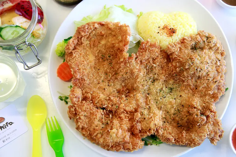 台南美食-芯芯要去【I - Mita 愛米塔。早午餐。】~每日限量5份比臉大的"炸狠大豬排"重裝登場!!!