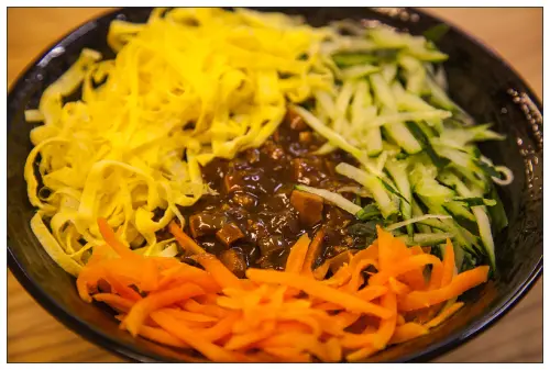 【食記】 台北 內科麻雞王美食坊_炸醬麵平價小吃新選擇