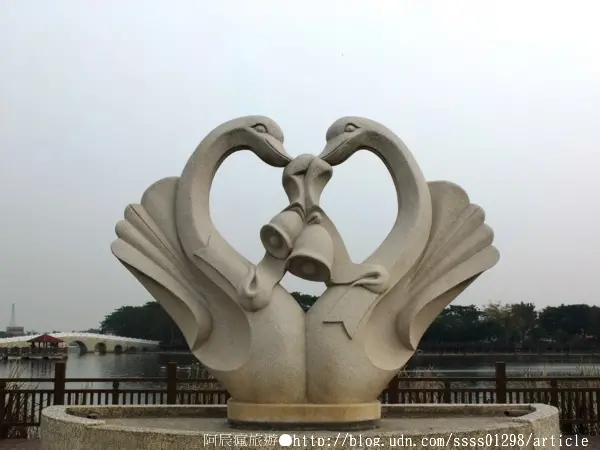 【旅行遊記。台南新營區】天鵝湖公園。煥然一新的湖邊景緻 環保水上公園散策        
      