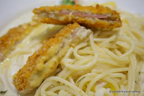 【苗栗竹南】滿滿愛輕食－義大利麵、燉飯都不錯，店狗貴賓超可愛！（竹南火車站附近、可帶寵物）