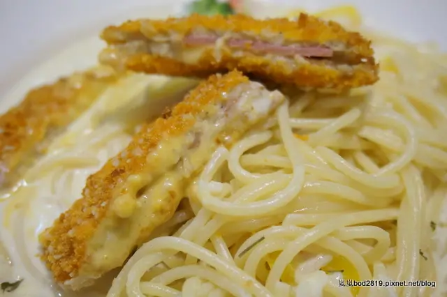 【苗栗竹南】滿滿愛輕食－義大利麵、燉飯都不錯，店狗貴賓超可愛！（竹南火車站附近、可帶寵物）