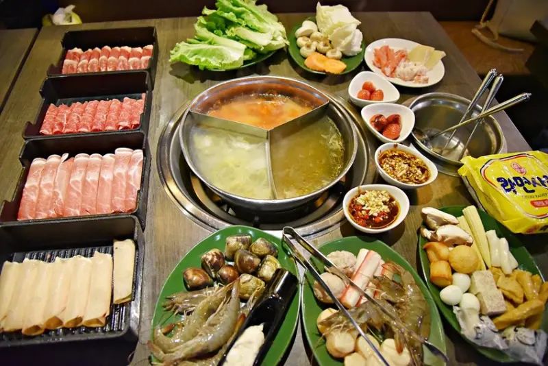 【西門町吃到飽推薦】 天外天精緻火鍋 昆明店~ 賓士鍋一次給你三種想要的湯頭、9種肉品、哈根達斯、詩莊堡蘋果酒 無限飲用任你暢飲，台北宵夜美食、台北宵夜火鍋推薦。。