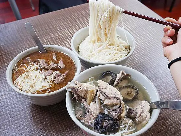 台北麻油雞，超大一碗吃好飽，麵量十足酒勁厚實，是高人氣老字號-阿圖麻油雞