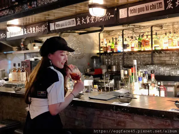 [台北美食] 東區聚餐秘境【一号基地.炭火食堂】創意美食&調酒讓你自然嗨！居酒屋/串燒/餐酒館 #忠孝敦化站 #大安區 