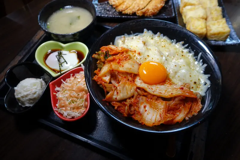 新丼日式丼飯，中山站平價創意丼飯推薦，高CP值、大份量、口味多元且結合多國料理的創意丼飯