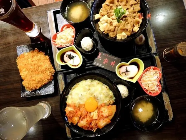 中山站美食 新丼蓋飯 牽絲起司瀑布 泡菜雙口味 雙人送超大豬排~        
      