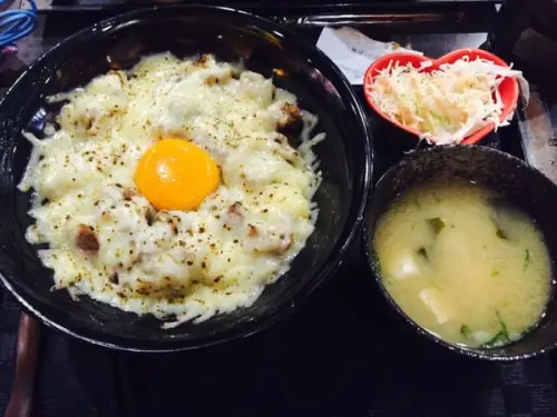 *台北大同區*新丼日式丼飯專賣店，多達十幾種創意丼飯，「美式新丼」起司控必點!!起司牽絲讓人好心動~~