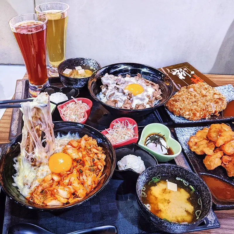 { 中山站 } CP值高🈵新丼就是心動 無限吃喝白飯 味噌湯 麥茶 高麗菜絲 ❤新丼❤ 起司熔岩丼🧀韓美新丼🍲炸豬排🐽