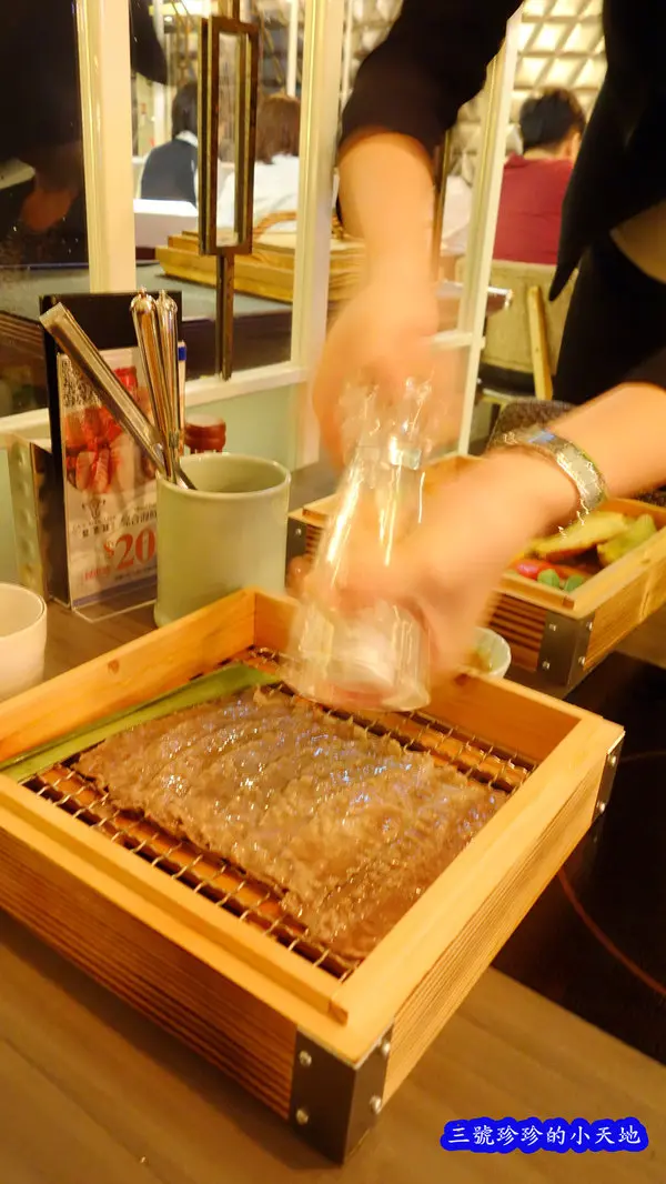 南京東路站。慶城街1號。藍象廷泰鍋(泰式鴛鴦火鍋)吃到飽。濃郁香辣的青咖哩鍋超好喝。牛小排鮮蔬蒸籠蒸，肉質鮮嫩的不得了。