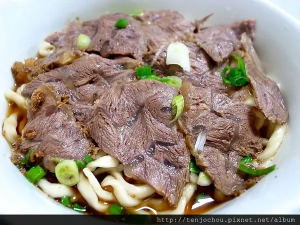 花花，甲飽沒【台北食記】好佳麵食館 滿滿牛腱肉拌麵只要60元！雙連超便宜小吃美食推薦