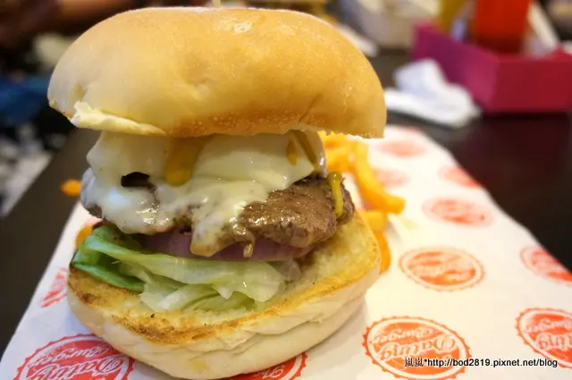 【宜蘭羅東】Dating約會美式餐廳－漢堡口味多，還有汽水飲品無限暢飲喔！