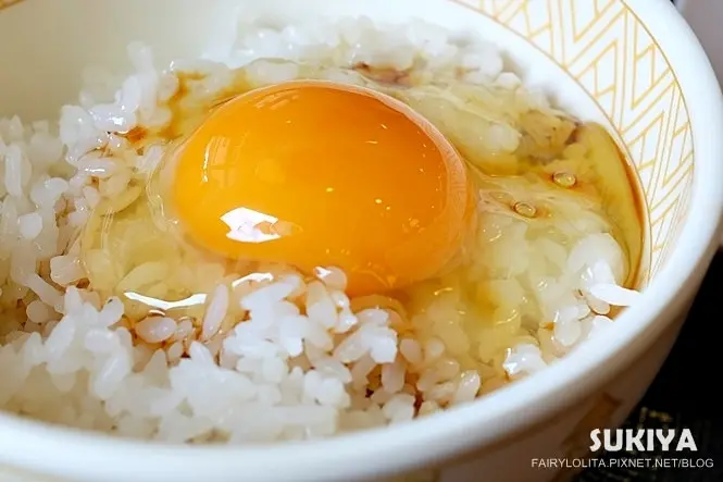 《北市中正區♥食記》すき家 Sukiya(古亭店)。生雞蛋早餐開賣囉！來吃偽日本人的日式朝食吧！(古亭站) / 早餐 生蛋黃 半熟蛋 鮭魚 可樂餅 24小時營業 牛丼 免服務費 丼飯