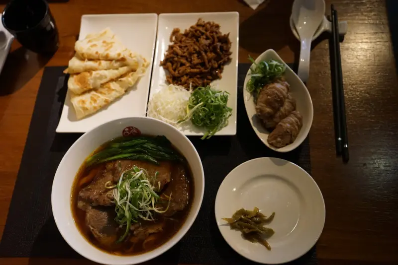【台北東區美食】品川蘭牛肉麵，CNN評選台北八大必吃牛肉麵，川味紅燒、蘭州清燉加上創新牛排麵，真的好好味，滿足愛吃鬼的味蕾