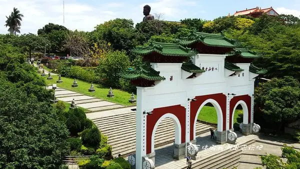 漫遊八卦山游走文學步道享受森林芬多精。觀景平台眺望彰化市美景