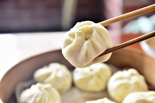 [台中西區美食]食尚玩家推薦飄香50年老店，模範街美食推薦!!! -- 葉小籠包