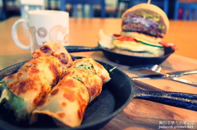 【LOCO FOOD．樂口福】中山區。食尚玩家推薦的早餐店☞人氣鐵鍋酥皮蛋餅v.s牛肉大漢堡
