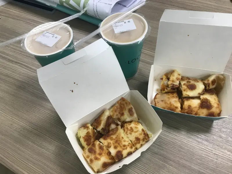 (南京復興)網美必推超人氣早餐店 酥皮蛋餅阿婆燒肉超推-LoCo Food 樂口福