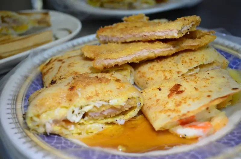 份量超多的豬排蛋餅，鄰近嘉義火車站，是嘉義人都知道的美味早點！