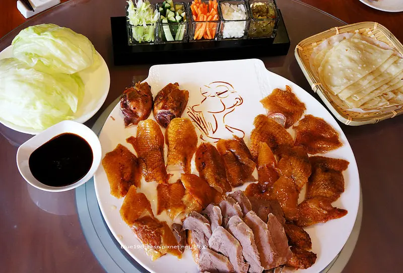 【台中烤鴨美食】鴨片館 - 不用遠到晶英吃烤鴨.台中就有一鴨多吃的美味料理.父親節要帶爸爸來吃.烤鴨要預訂.位置要預約喔.我推~