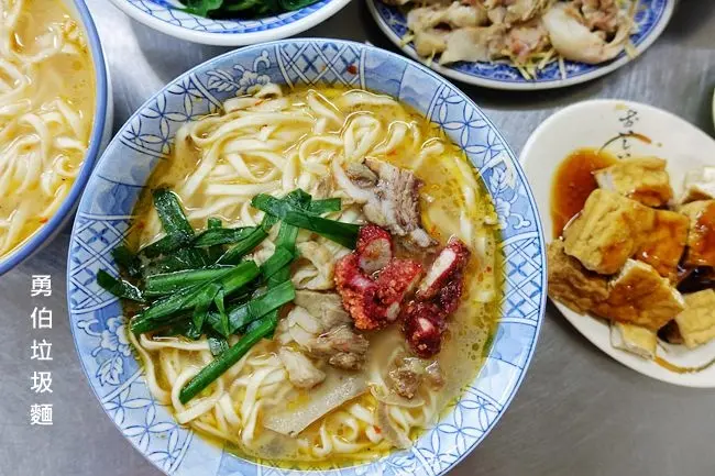 新北鶯歌美食 ▶ 勇伯垃圾麵 ▶ “老闆，來一碗垃圾麵” 無菜單鶯歌在地古早麵 晚餐、宵夜時段限定 #價格大公開