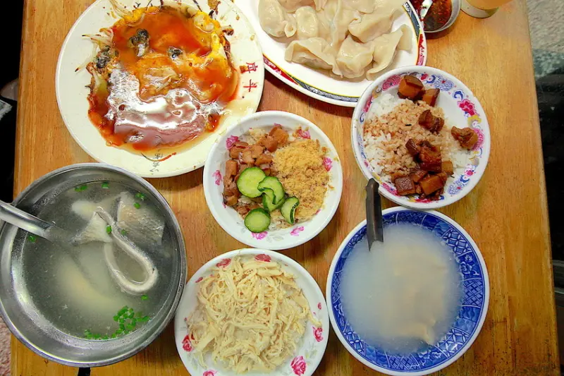 吃。台南|中西區。超過20年的老店，用餐時間人潮滿滿，整體口感主觀感受普普的「戽斗米糕」。