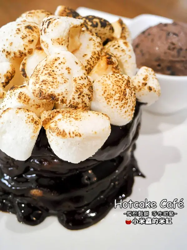 【捷運南京三民站】Hotcake Café 厚煎鬆餅 手作甜點，隱身在巷弄裡的早午餐店，厚鬆餅真的很邪惡誘人耶!!(不限時咖啡廳/免服務費/免費插座/免費WIFI/台北早午餐、下午茶推薦/民生社區)