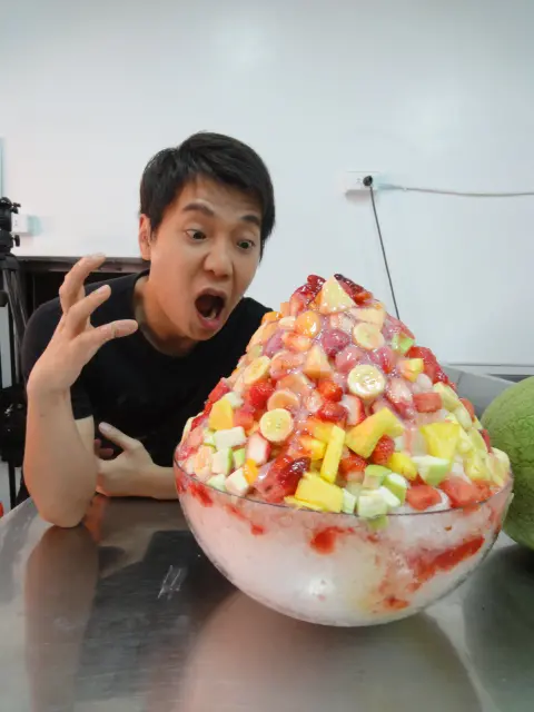 (美食 高雄 西子灣) 海之冰 ~  史上最大! 20倍巨無霸綜合水果冰!!! 驚驚~