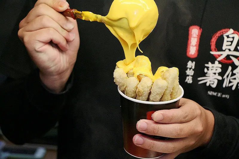 【羽諾食記】堂薯薯 臭薯條羅東夜市創始店❤切成薯條狀的臭豆腐 在淋上超香濃的起司醬 魅力指數破表!!