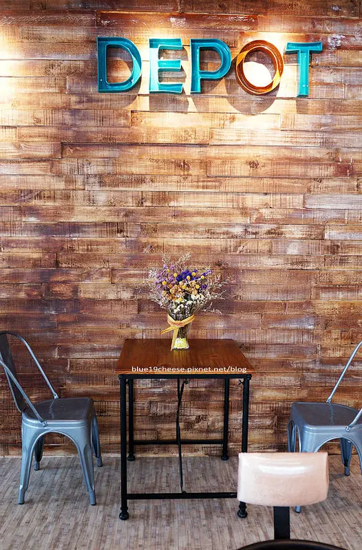 【台中咖啡早午餐】小倉庫DEPOT 早午餐、咖啡店、鹹派 - 氛圍不錯.餐點還沒上軌道 (新竹小雞美女來.大家快樂接著續攤 默契咖啡->茪點->閣樓上的鹹點店)