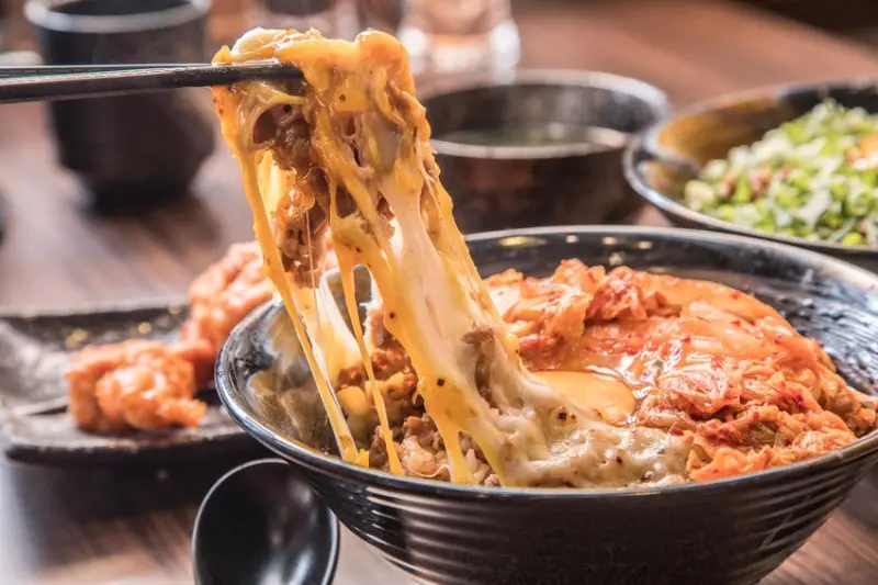 [台北中山]高達21種創意丼飯，百吃不厭！中山捷運站超夯人氣排隊美食！新丼創意丼飯 - 大手牽小手。玩樂趣