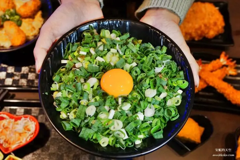 [新北浮誇系丼飯 新丼] 板橋新埔站必吃美食 爆炸滿蔥花 視覺味覺都震撼 湯品白飯無限量供應 - 安妮的天空