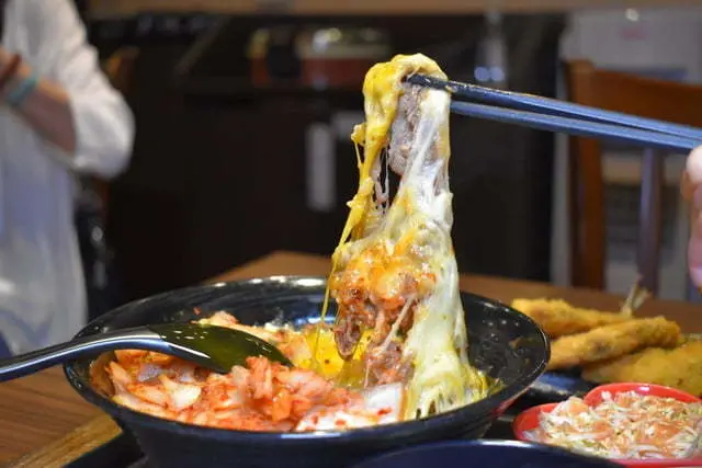 中山美食。新丼長安本店。浮誇系的拉絲起司加上韓式泡菜日式丼飯，擁有美韓風味的不違和。爆蔥牛丼，豐富飽滿的香蔥爆口，讓人忍不住的蔥動