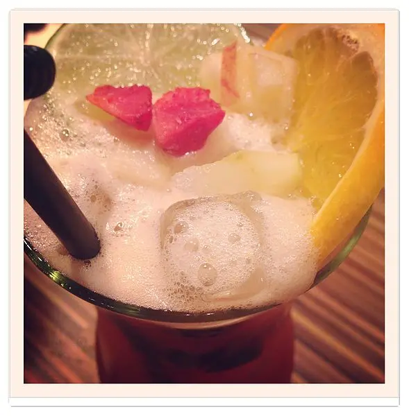 <美食>門口有豬的餐廳!Pigi Pigi比崎餐坊→夜晚搖身變小酒吧!?XD!