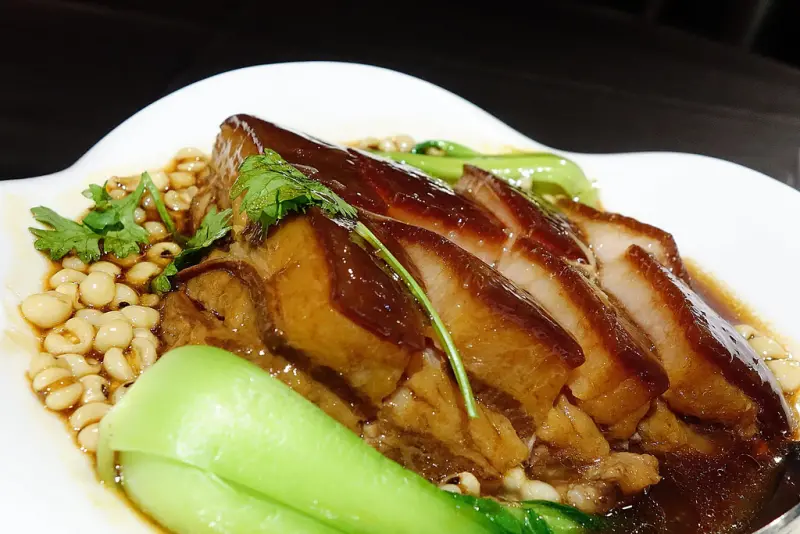 東坡寒舍+中式料理店吃蛋糕還是吃豆腐+松山區+敦化南路+東坡肉 四方肉+高纖蕃薯青蔬飯+藝人+余秉軒+總舖師