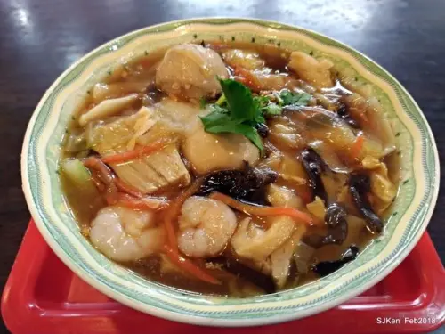 (南門市場二樓人氣美食)「合歡刀削麵館」--- 用料豐富道地好工夫，道道經典排隊平價美食!