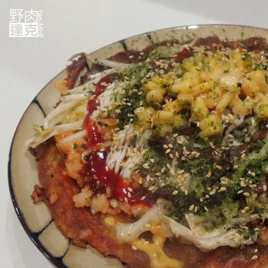 享用一頓精進料理吧！不用去日本也能吃到日式大阪燒。「柳川庵素の食堂」台北市信義區捷運象山站鄰近吳興國小的素食日式居酒屋